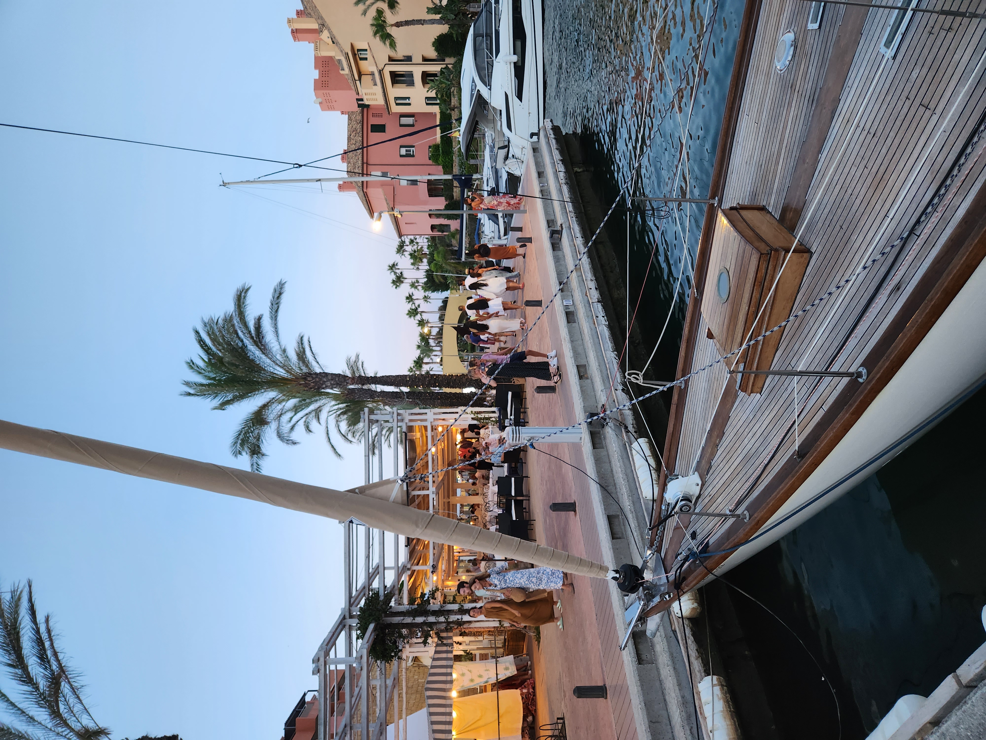 El puerto y un clásico yate de madera de Sotogrande